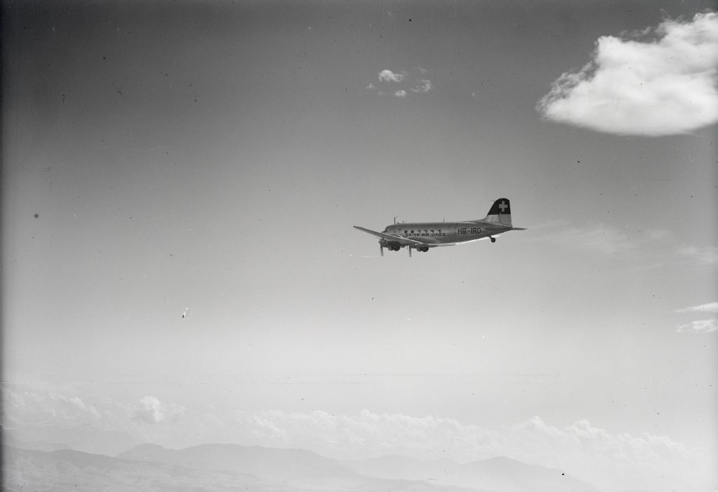 Douglas DC-3 Freighter, HB-IRD flying around Zurich