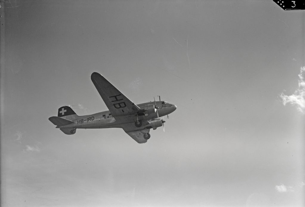 Douglas DC-3, HB-IRD after takeoff