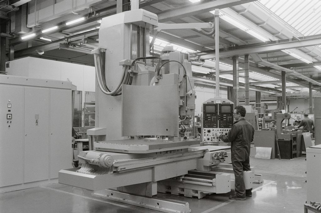 Employee at the milling machine in the Swissair mechanical workshop at Zurich-Kloten Airport