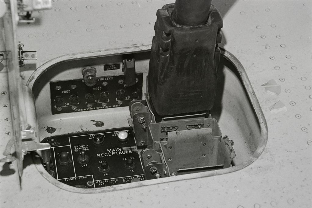 Outboard connection power supply of a McDonnell Douglas DC-10