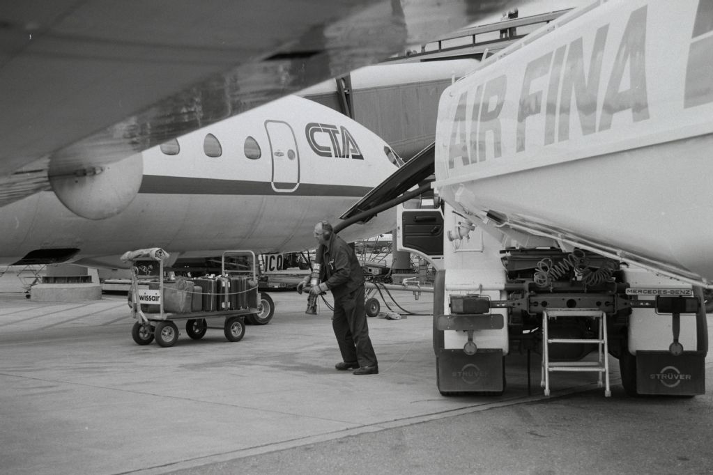 Refueling of a Sud-Aviation SE-210 Caravelle III of CTA at Zurich-Kloten