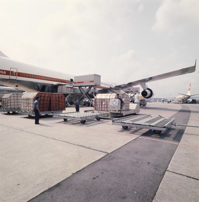 Boeing 747-257 B, HB-IGA "Genève" with old livery during cargo loading at Zurich-Kloten