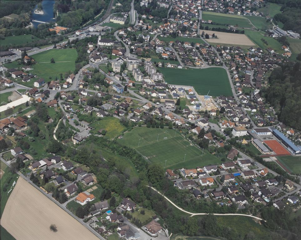 Gretzenbach, overview, center, church, sports facilities, school, Köllikerstrasse, view to north-northeast (NNE)
