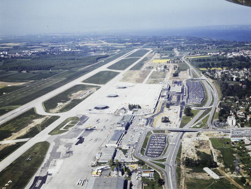Meyrin, Le Grand Saconnex, Aéroport Genève-Cointrin, view to the north-northeast (NNE)