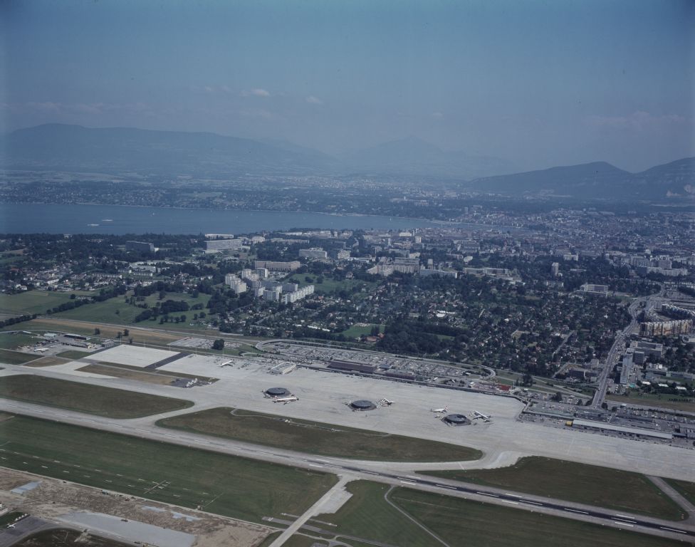 Le Grand Saconnex, Meyrin, Genève, Aéroport Genève-Cointrin, Blick nach Ostsüdosten (ESE)