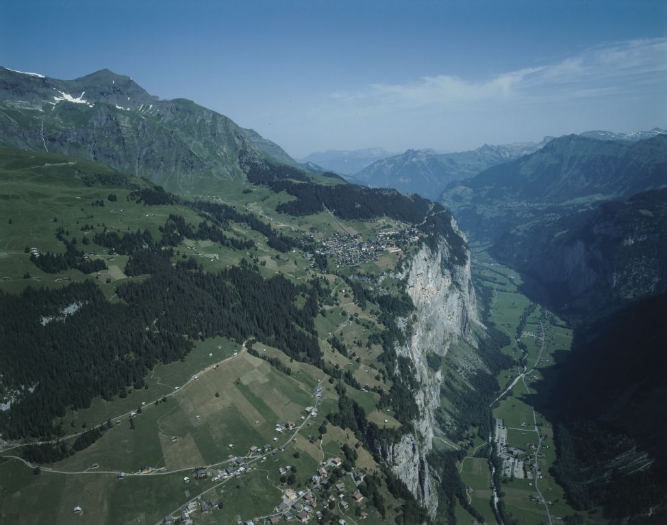 Mürren, view to the north (N), out of the valley towards Lauterbrunnen