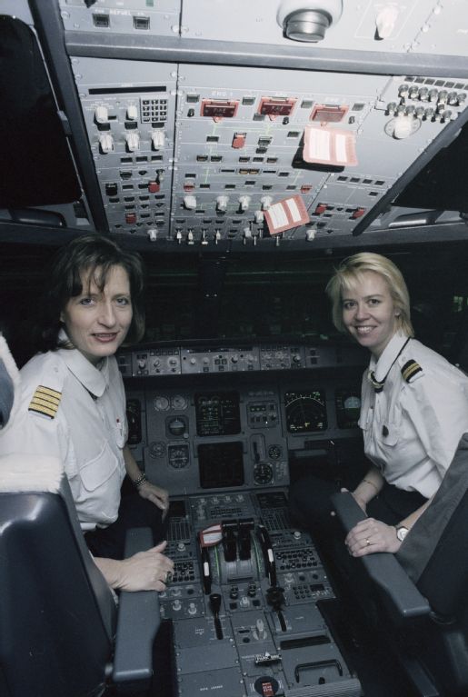 Captain Gabriela Musy-Lüthi and co-pilot Claudia Wehrli in the cockpit of the Airbus A320-214, HB-IJB "Embrach