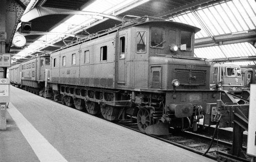 Zurich, SBB Hb, mail trains with two Ae 4/7, baggage cars