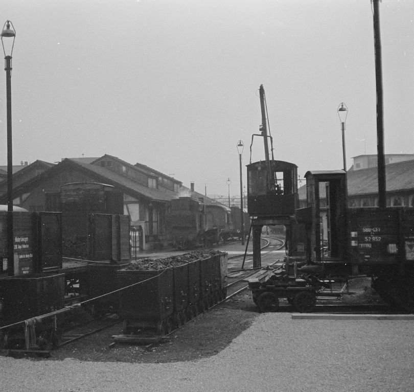 Winterthur, SBB depot, E 4/4 8916, coal crane