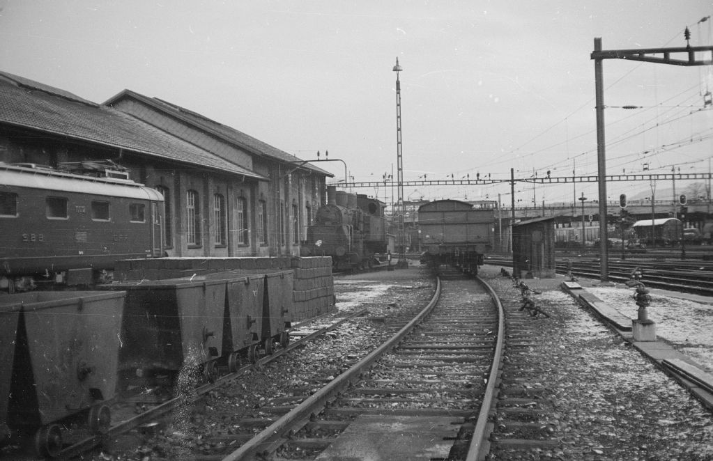Basel, SBB depot, E4/4 8904, Loren, Re 10010