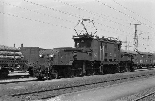 Attnang-Salzkammergut, Güterzug vom Zementwerk mit "Krokodil" 1089.01