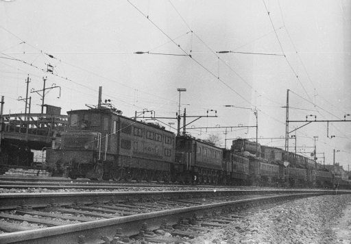 Zurich, SBB depot F, Ae 4/7 10928, 11024, 10919, Be 4/6 12320, 12305, 12311, Be 6/8 13302, 13303, 13265,61, Ae 3/6I train on the embankment