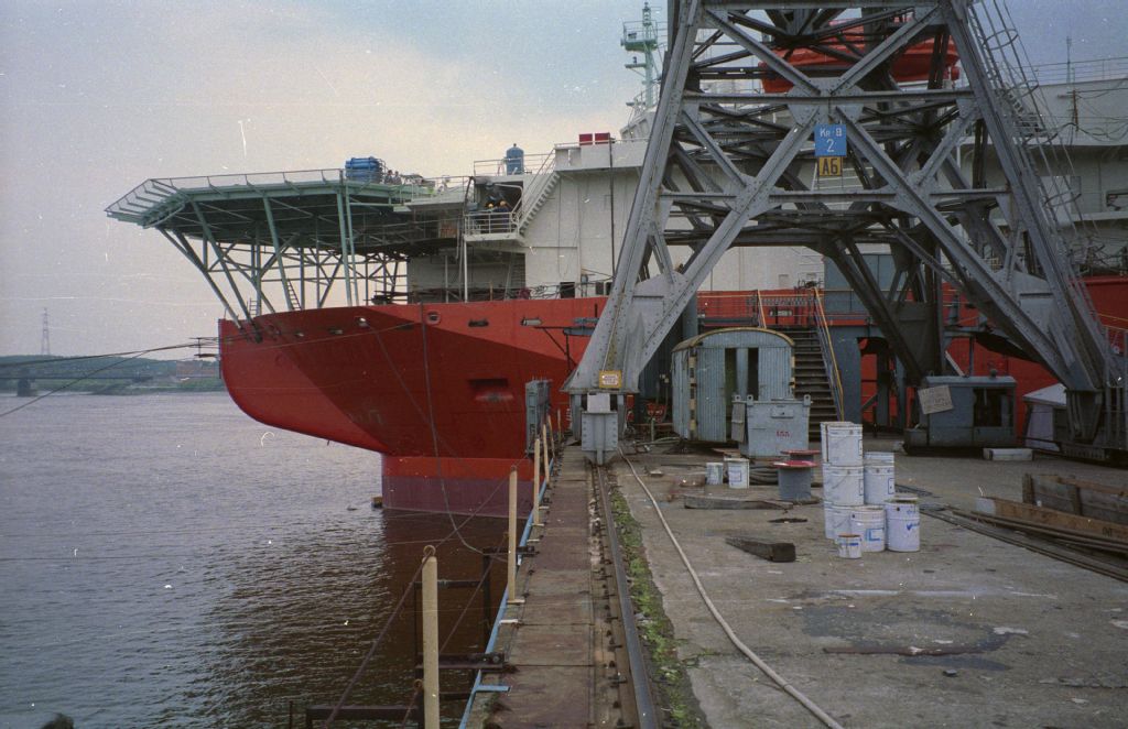Temse, N.V. Boelwerf, cable ship "Discovery" at the fitting-out quay