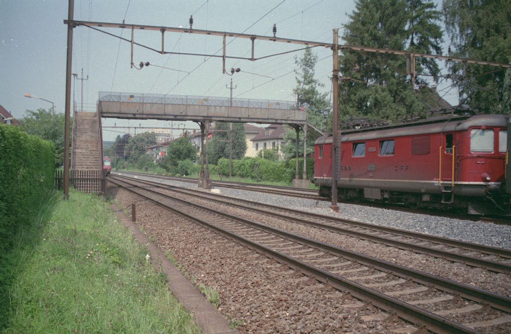 Winterthur-Grüze, passerelle Re 4/4I red