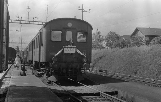 Etzwilen, old driving trailer, 1000th gravel train, last run Bt, Dm2/4 with B in Diessenhofen, blue arrow ABDe4/8 of Bern-Neuenburg railroad near Winterthur