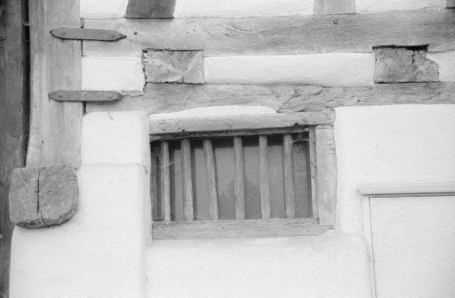 Alten, Ellikonerstrasse 7, N side, window with wooden bars