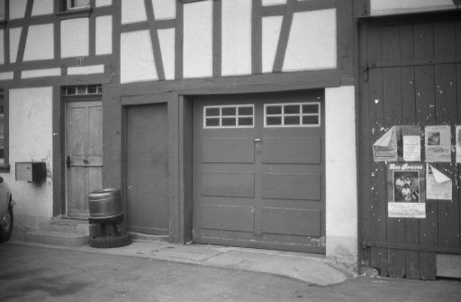 Oerlingen, Alte Ossingerstrasse 2, N-side, door and garage door