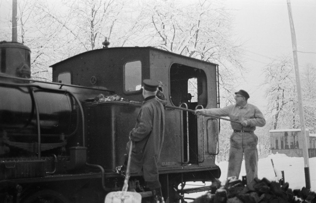 Gisikon-Root, Perlen paper mill, works railroad Bekohlen E 3/3 6 ex SBB 8492 1909 locomotive driver and stoker