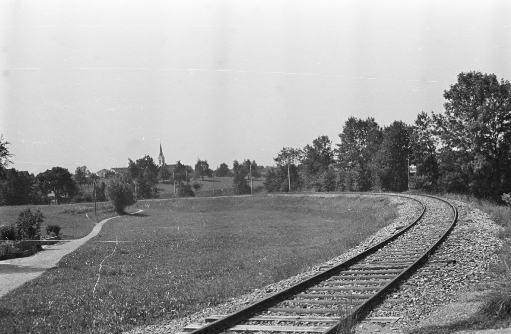 Curve of the former UeBB in front of the station Bubikon, in the background the church Bubikon (ZH)