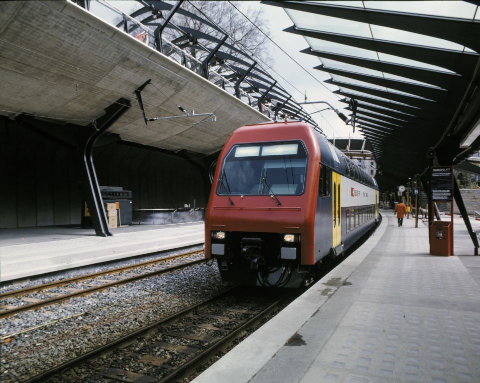 Zurich S-Bahn, Stadelhofen station with double-decker train