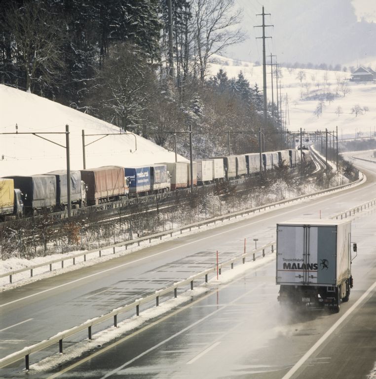 SBB freight traffic Hupac, SBB/National road N4 near Meierskappel between Rotkreuz and Immensee