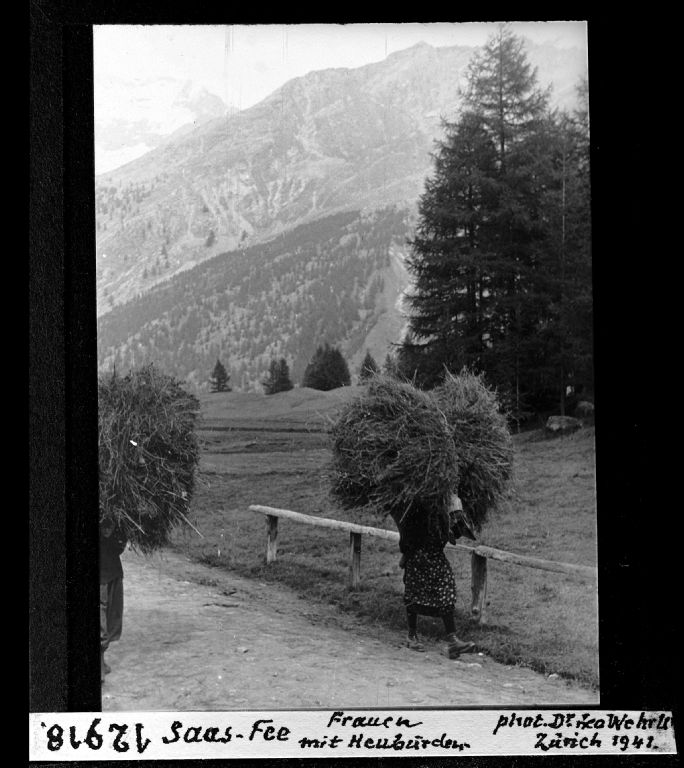 Saas-Fee, women with haystacks