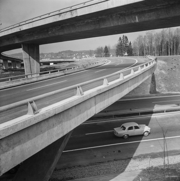 National road N1/Motorway A1, section Geneva - Lausanne, superimposed road bridges at the freeway junction west of Renens