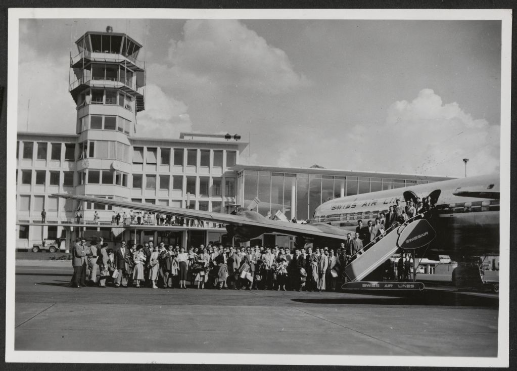 Group picture of all passengers in front of DC-6 B