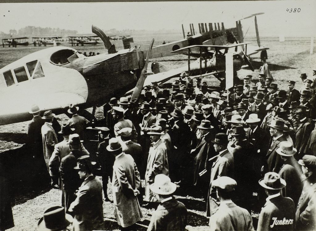 Junkers F 13 auf dem Flugplatz von Tokio