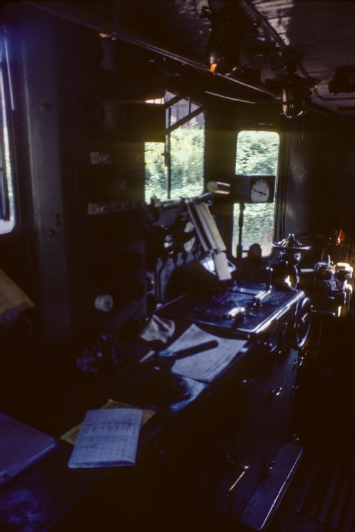 Locomotive driver's cab without seating