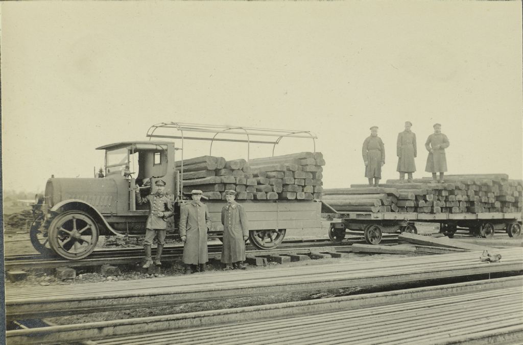 Schienenauto, verwendet beim Gleisvorbau auf Bahnhof Sambor