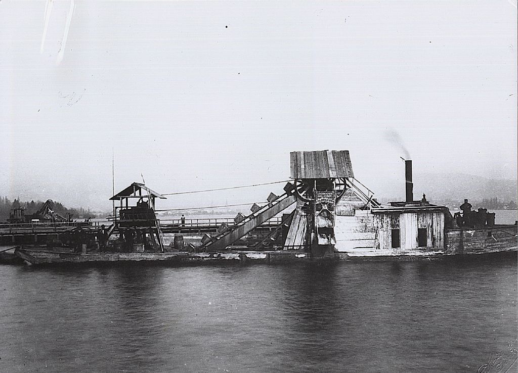 Floating bucket dredger with steam drive during the construction of the quays in Zurich around 1890