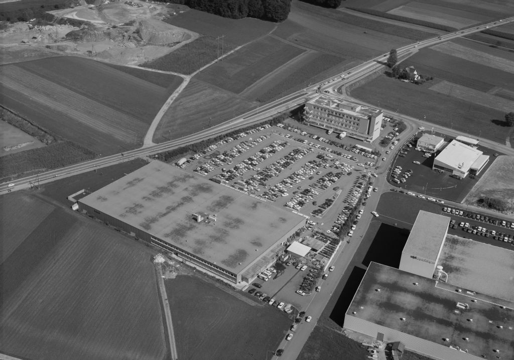 Volketswil, Industriestrasse, Brunnenstrasse, Usterstrasse, Waro with large parking lot
