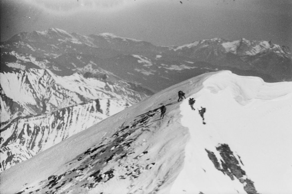 Eiger-Gipfelgrat, Ausstieg aus dem Gipfel-Eisfeld auf den Mittellegigrat, Blick nach Nordostsen (NE)