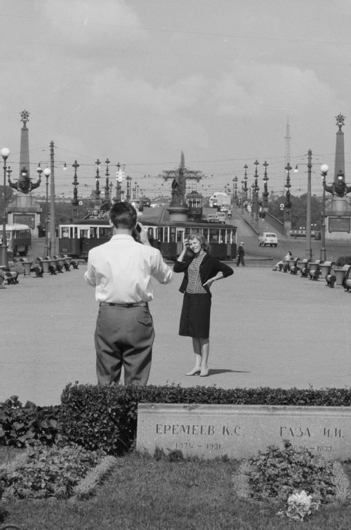 Sankt Petersburg, junge Frau auf dem Marsfeld, Blick Richtung Norden (N) zum Suworow Platz und zur Troitzkiy Brücke