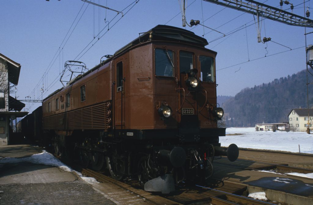 Wila, SBB Be4/6 12320 with general cargo train