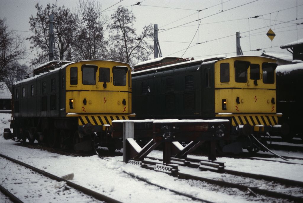 Two converted Ae 3/6 II as preheaters for passenger coaches