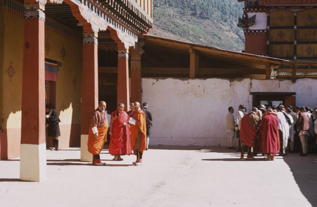 Bhutan, Tashi Cho Dzong Thimphu, Minister in front of Parliament