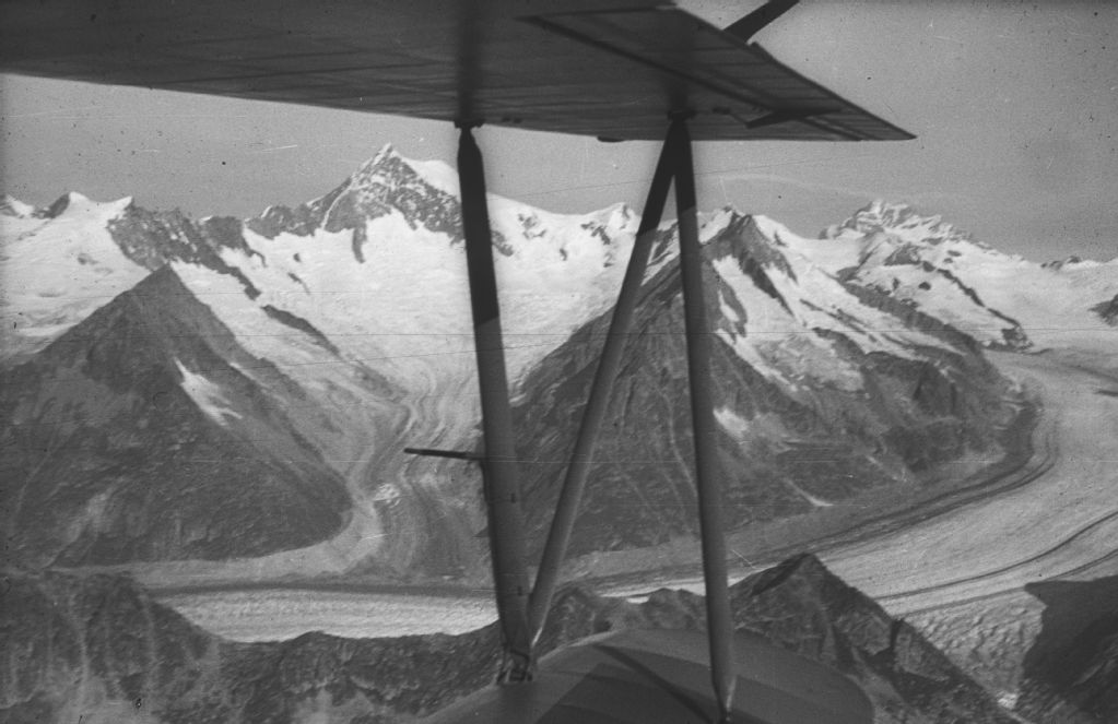 C-35 aircraft over the Fiescherhorli. View to the northwest (NW) over the Mittelaletsch glacier to the Aletschhorn.