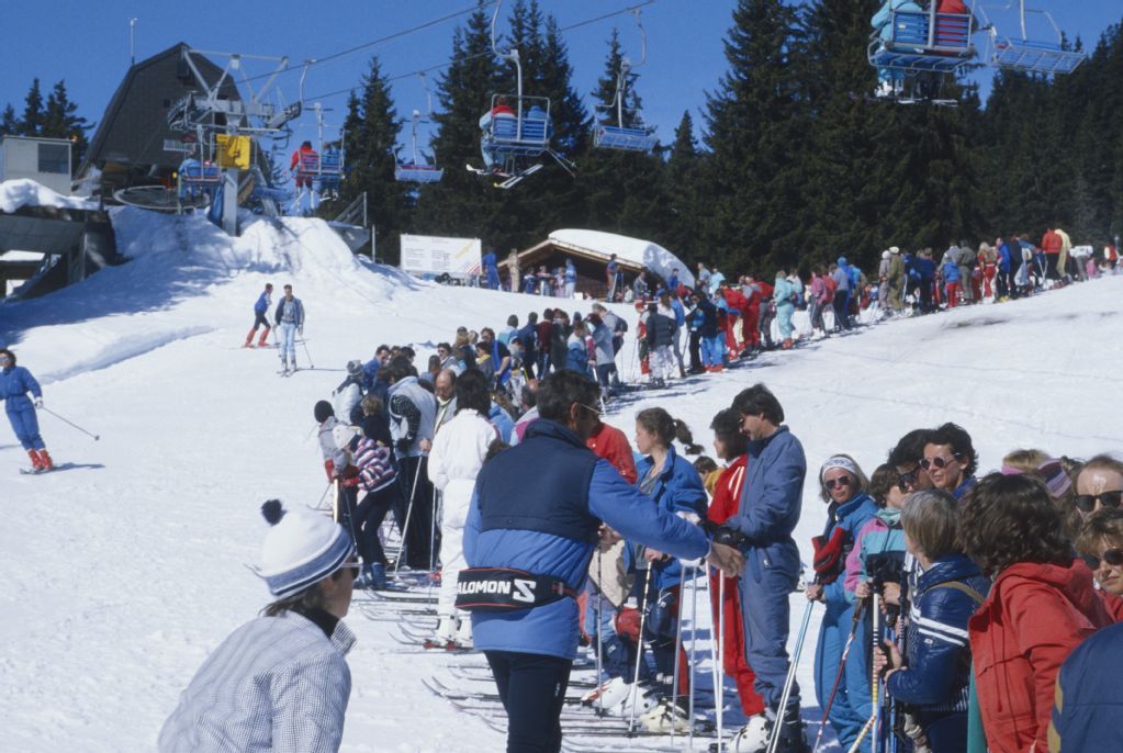 Laax, skiers standing in line