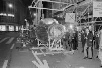 Zurich-Altstadt, Uraniastrasse, transport of the Gemini 10 original capsule with a crane to the 2nd floor of Jelmoli