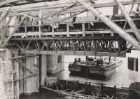 Weir, auxiliary scaffolding for assembly of the bottom girders
