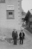 Ilanz, two old men in front of Suvorov house in Pigniu