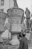 Oerlikon, schoolhouse privet, vases are hoisted onto the schoolhouse