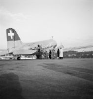 Passengers boarding the Douglas DC-3-216, HB-IRI in Dübendorf