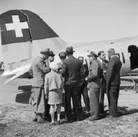Swissair flight captain Franz Zimmermann with passengers