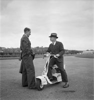 Swissair line pilot Robert Heiniger (l.) and Henri Fierz (r.) on the Douglas motor scooter