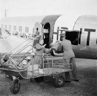 Cargo loading into the Douglas DC-2 115-B, HB-ITO with neutrality painting in Dübendorf