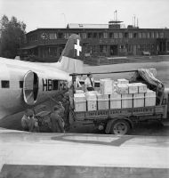 Cargo loading into the Douglas DC-3-276, HB-IRE in Dübendorf