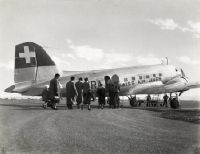 Douglas DC-3-216, HB-IRA with boarding passengers on the ground